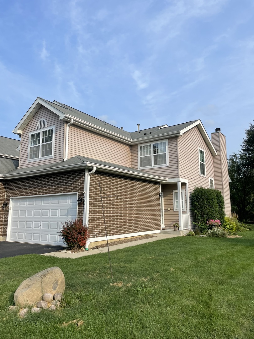 a view of a house with a yard