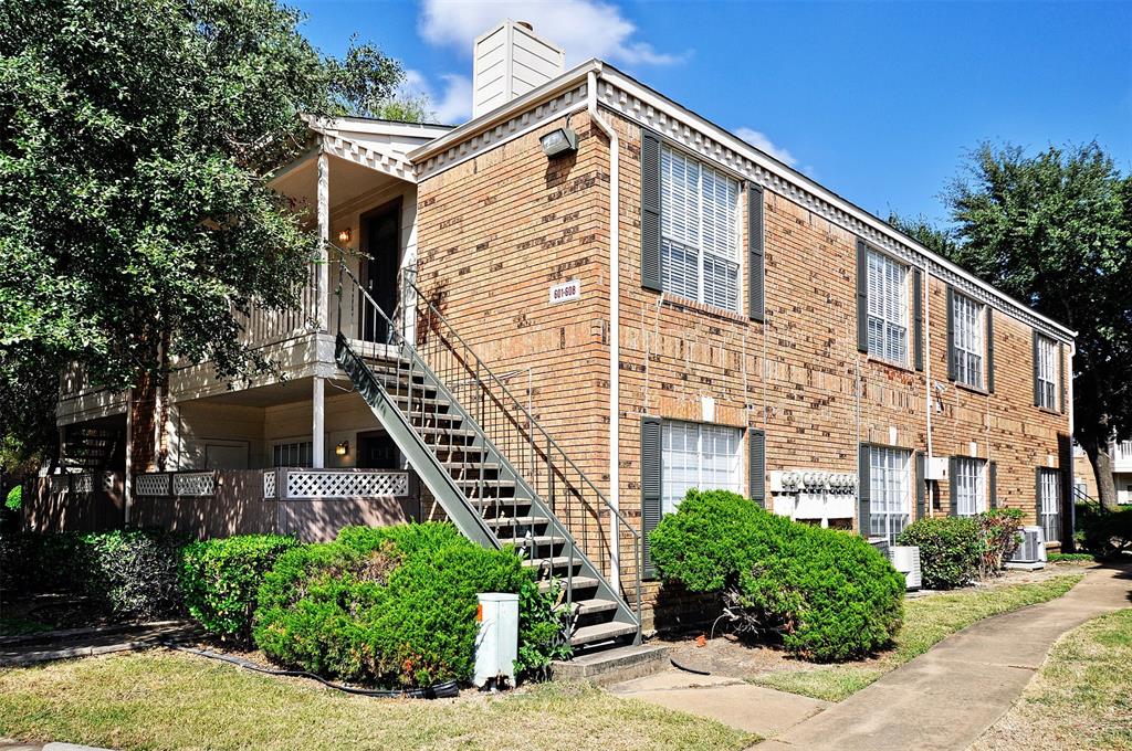 Lovely updated condo close to both Texas Medical Center & Downtown Houston! Small community with gated entrance, two pools & extra visitor parking!