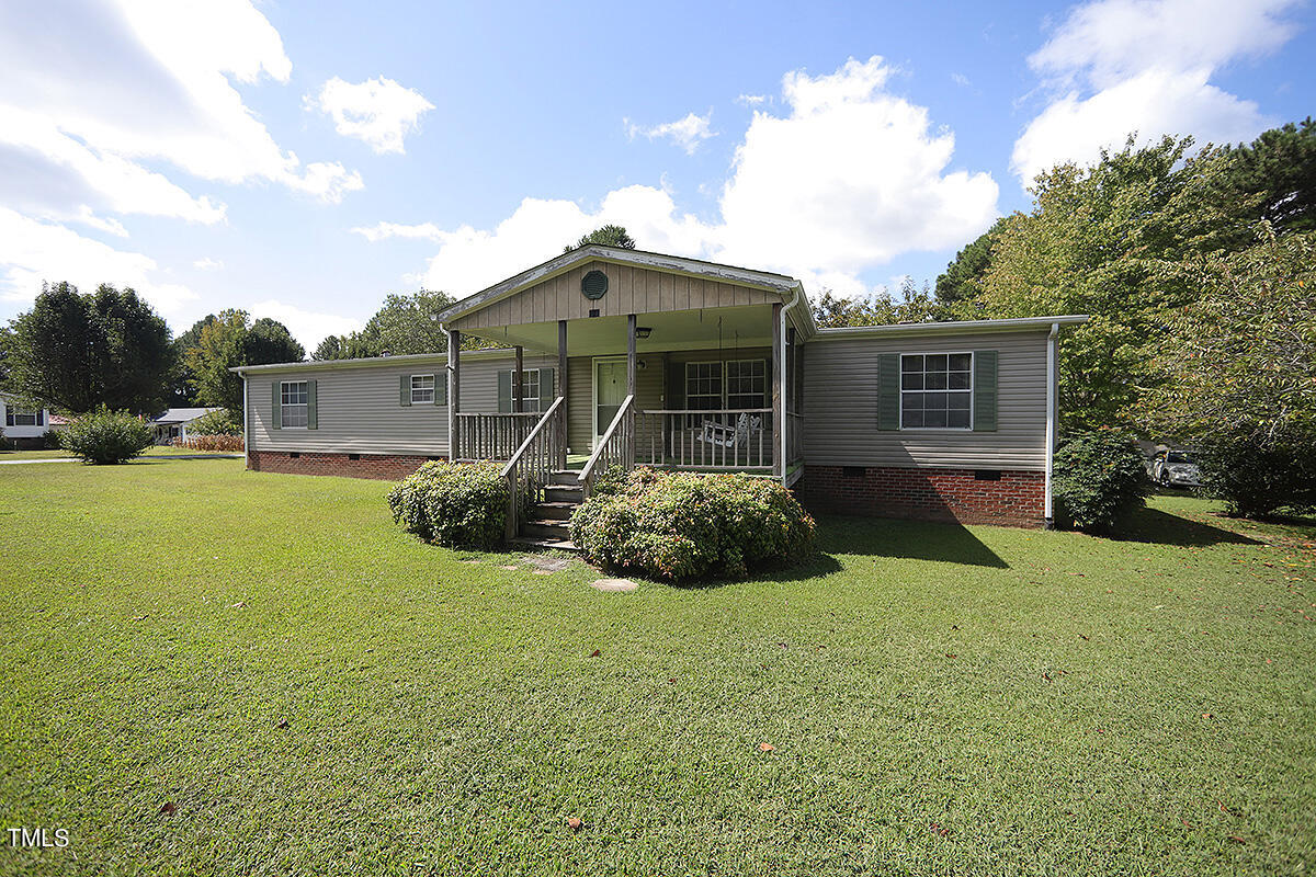 a view of a house with backyard and garden