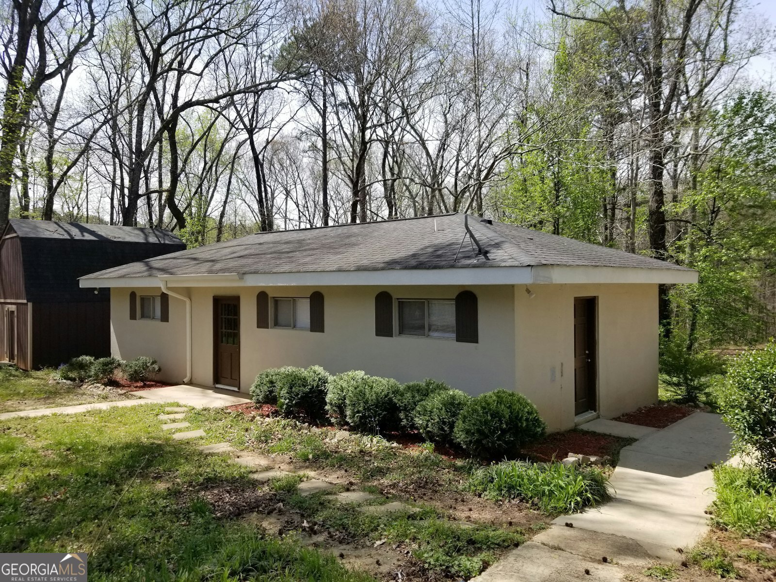 a view of a house with yard and sitting area