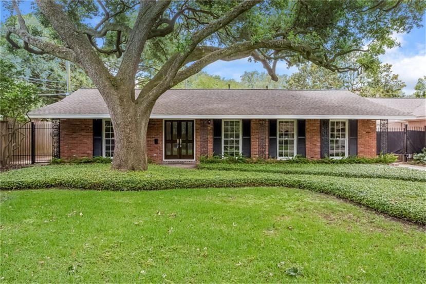 Located in the heart of the River Oaks / Galleria corridor, AO is a deed restricted community of magnificent oaks and beautifully maintained boulevards.