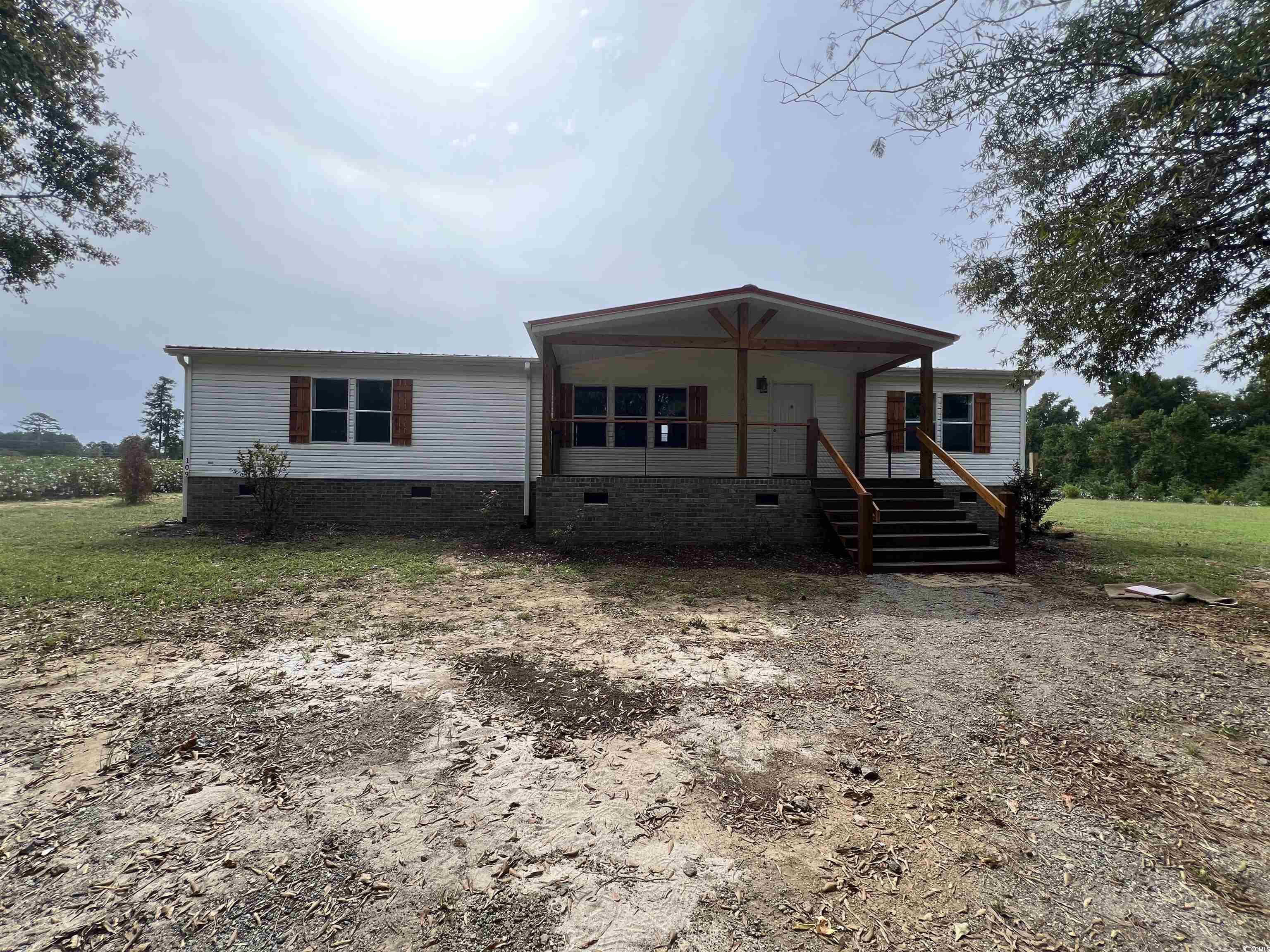 Manufactured / mobile home featuring a porch