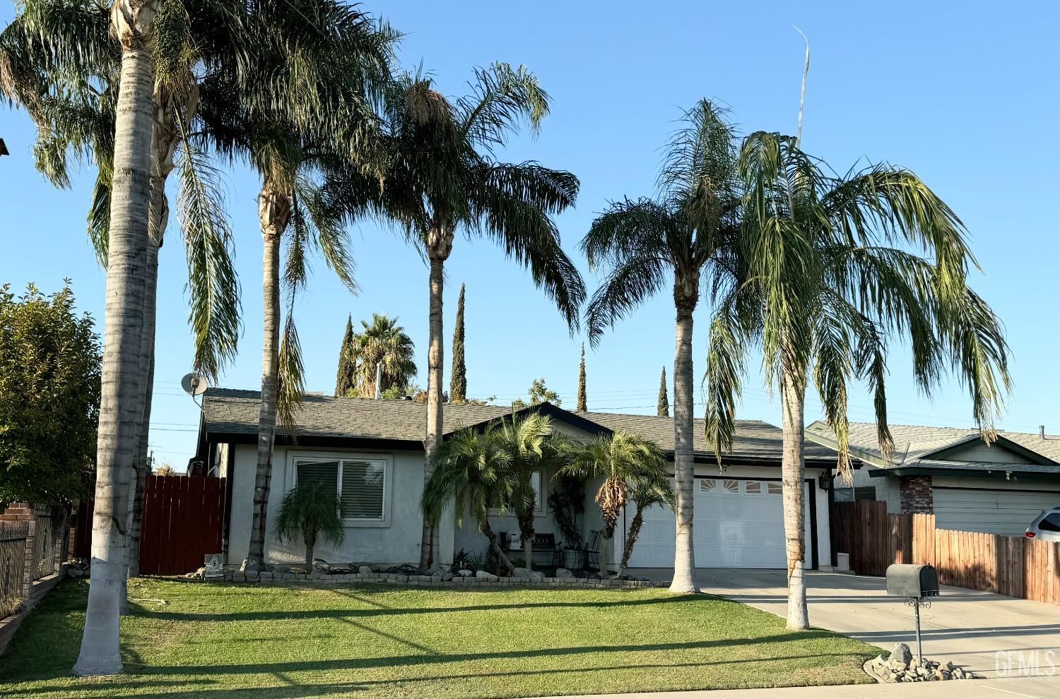 a view of outdoor space yard and porch