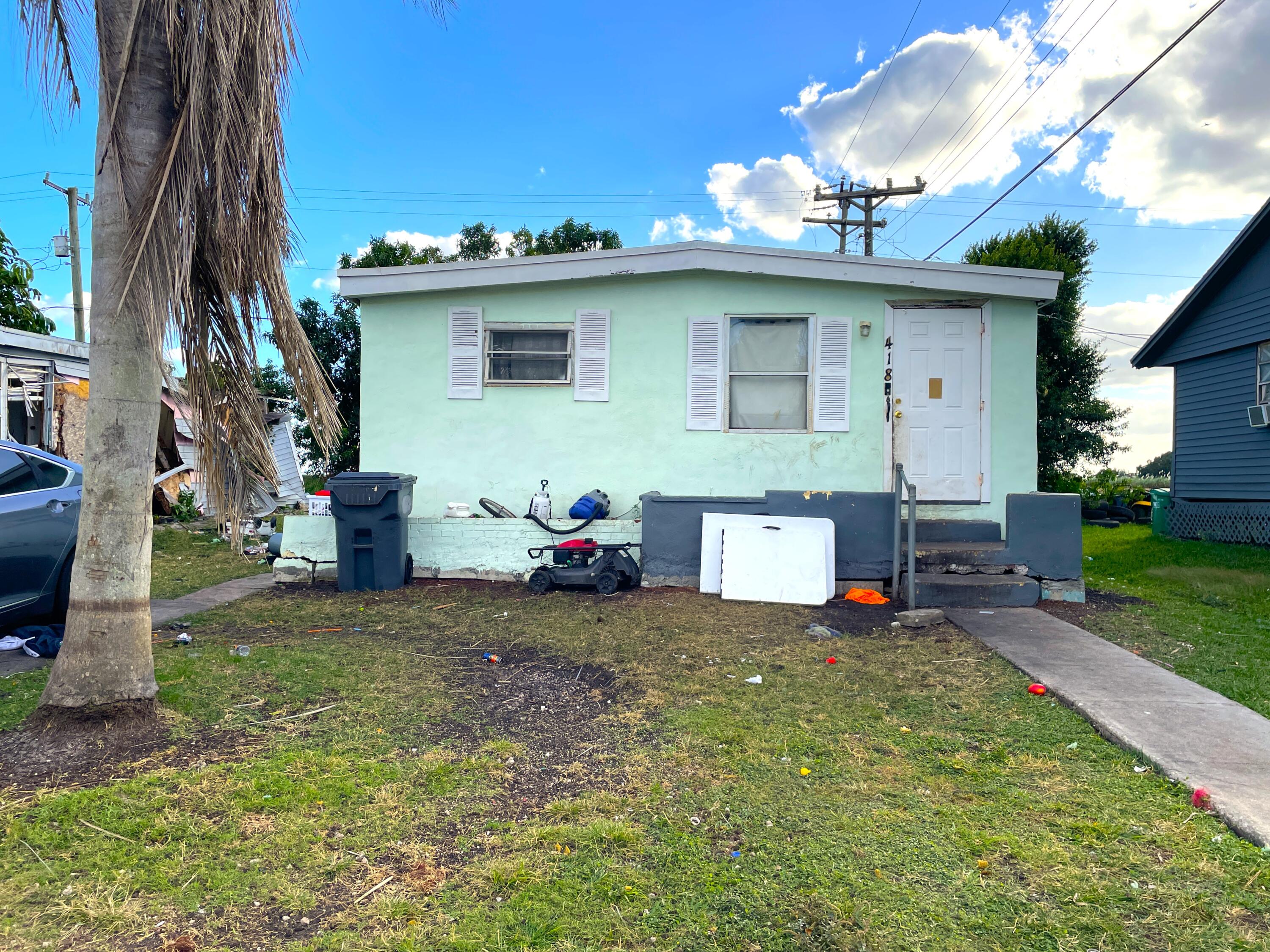 a view of a house with backyard