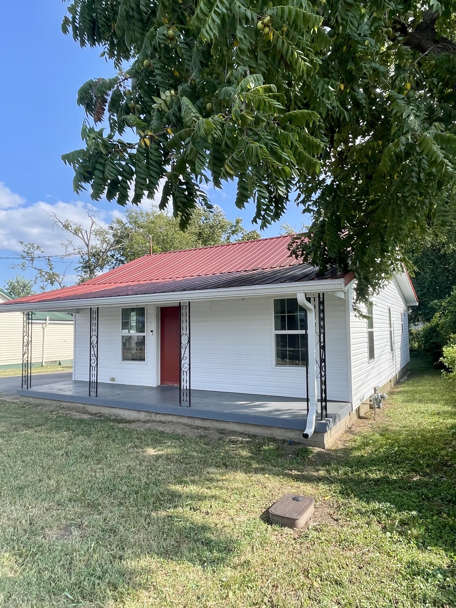 a view of a house with a yard