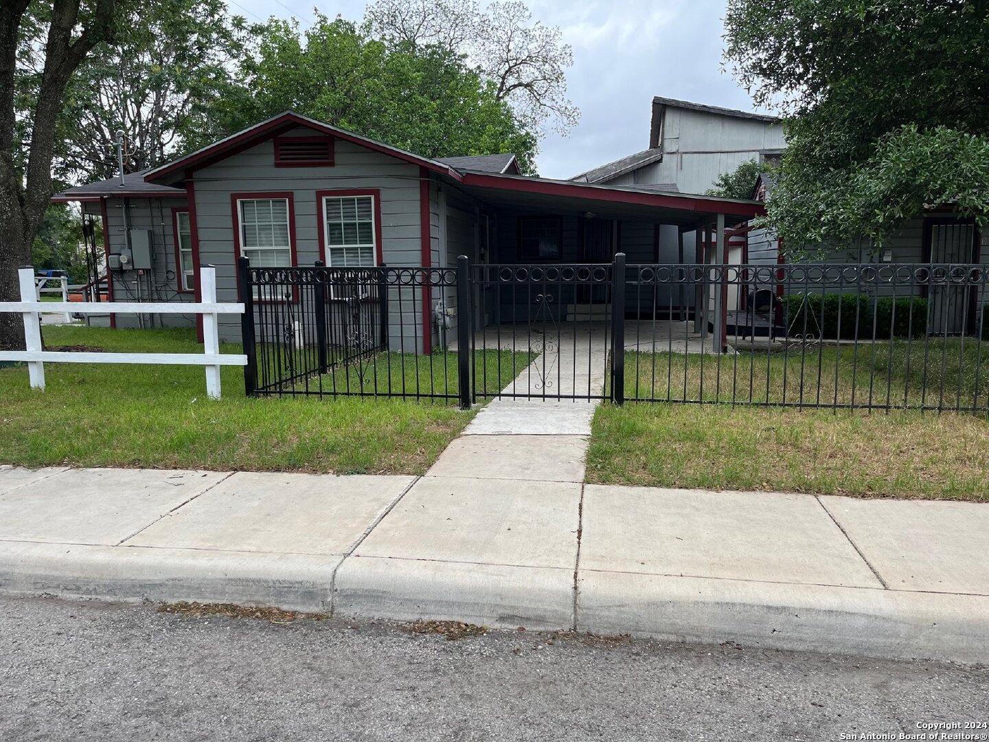 a view of house with a yard