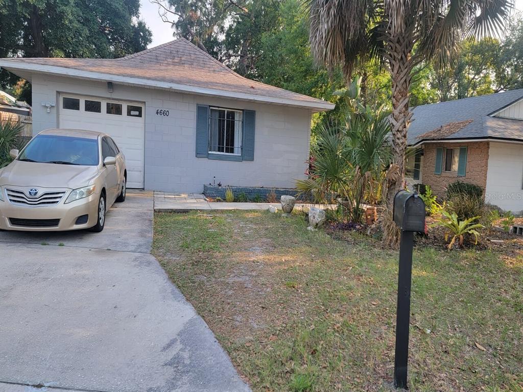 a view of a house with backyard