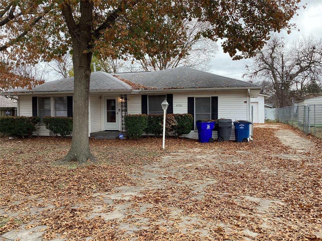 a view of a house with backyard and trees