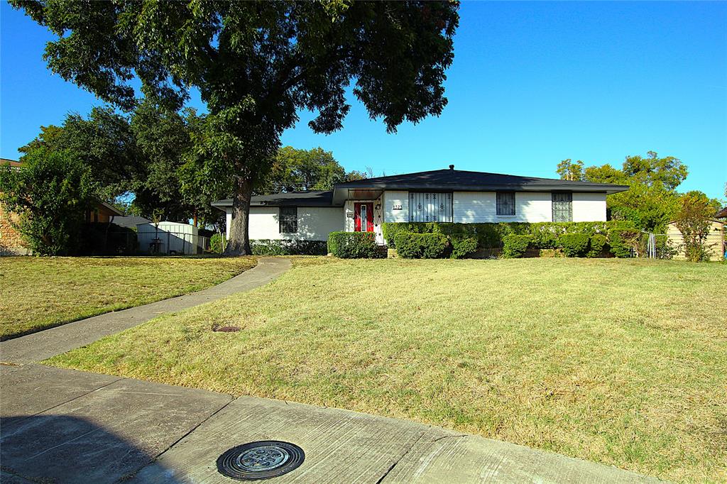 a view of house with yard