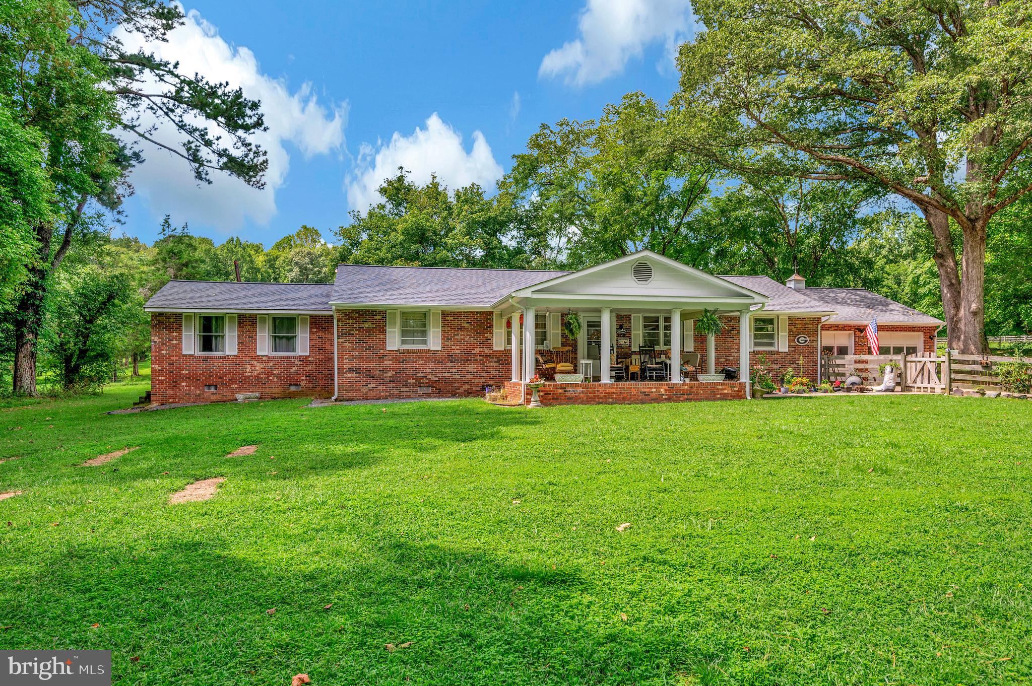 a front of house with yard and green space