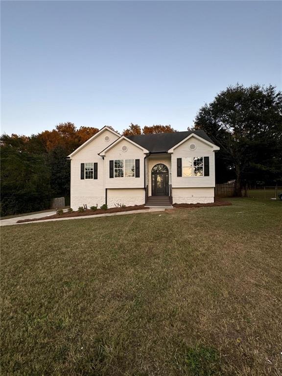 a view of a house with a yard