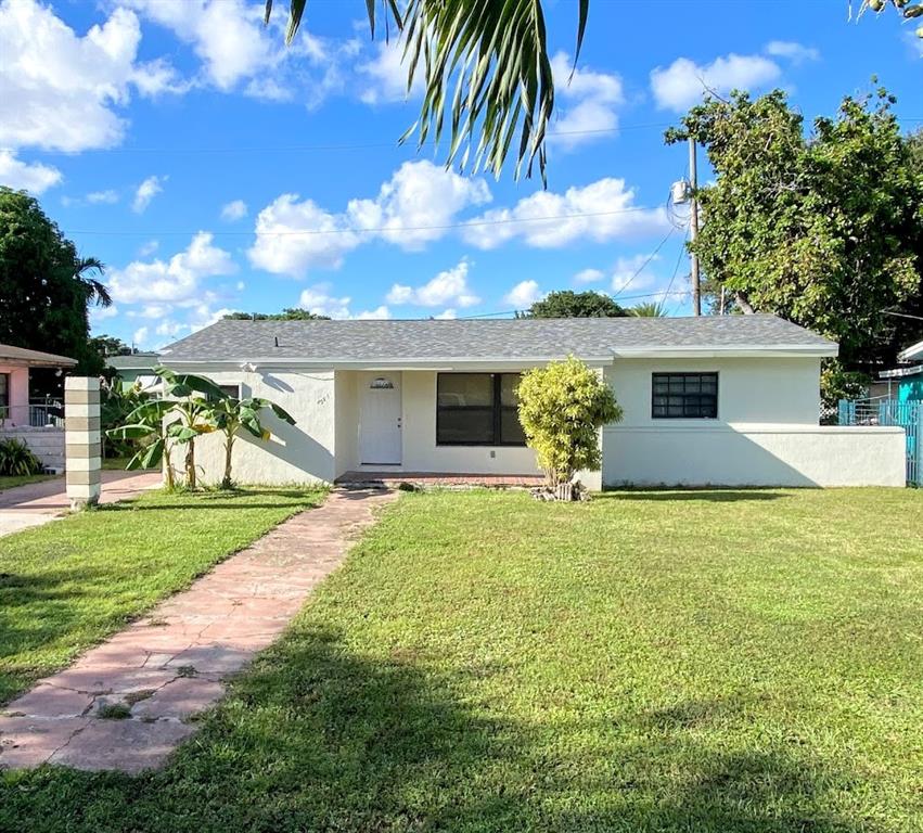 a view of a house with a yard