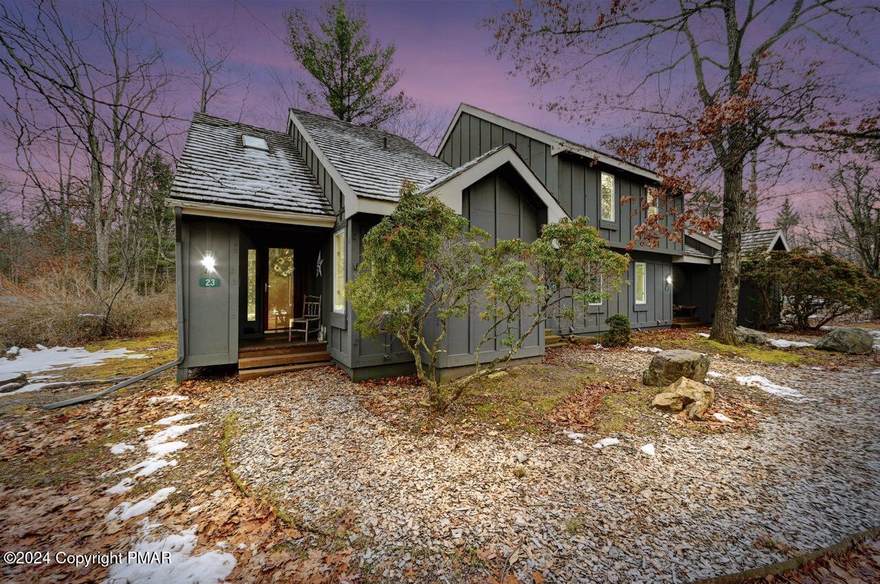 a view of a house with a yard