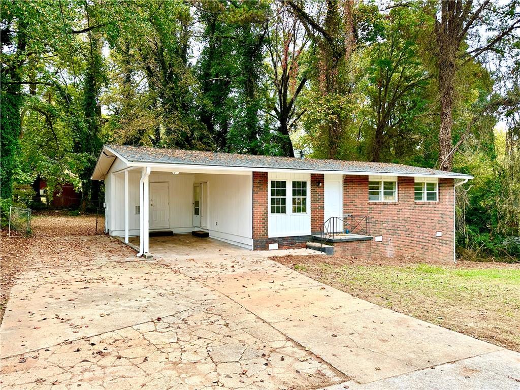 a view of a house with a yard