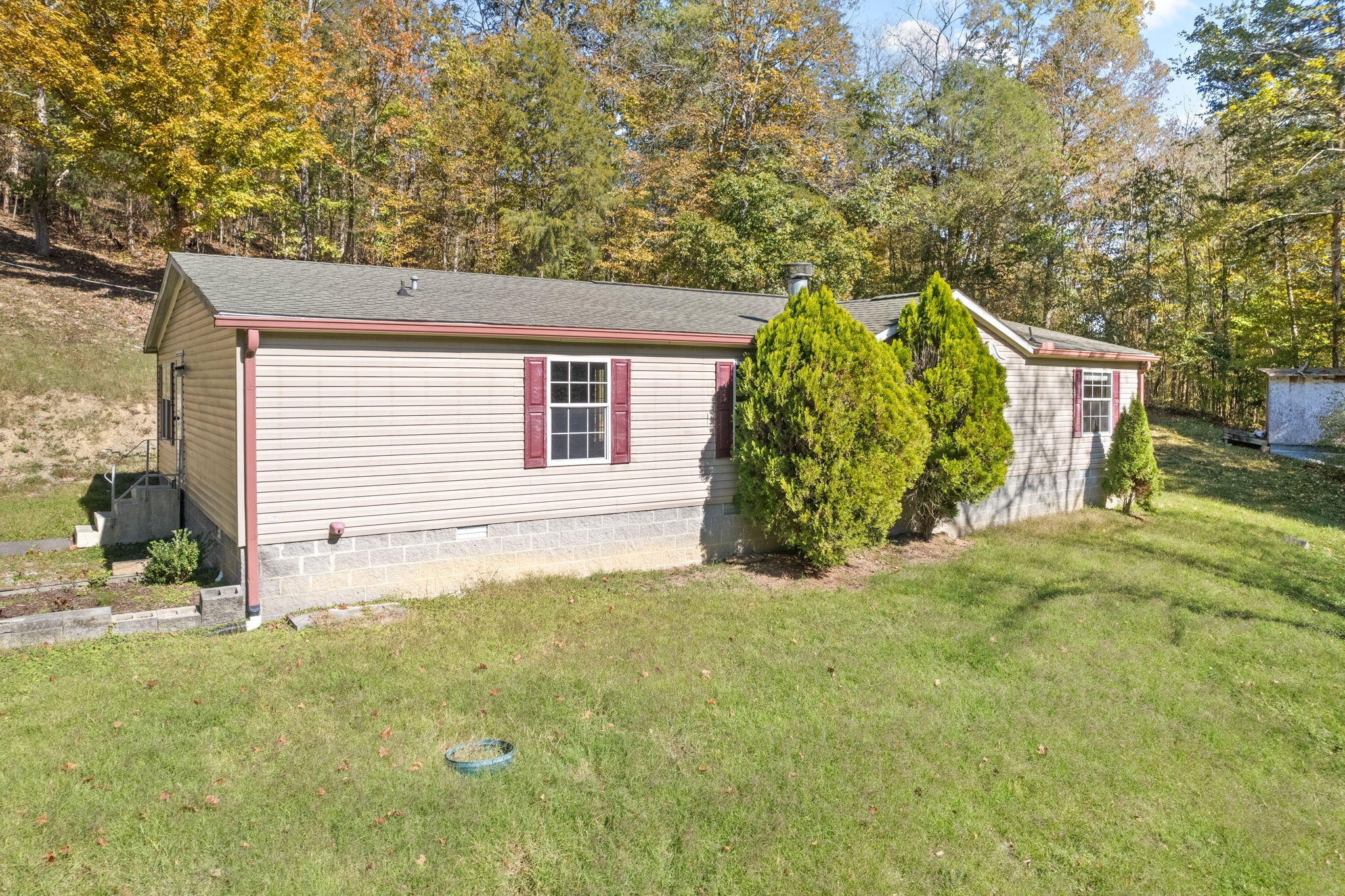 a view of a house with a yard