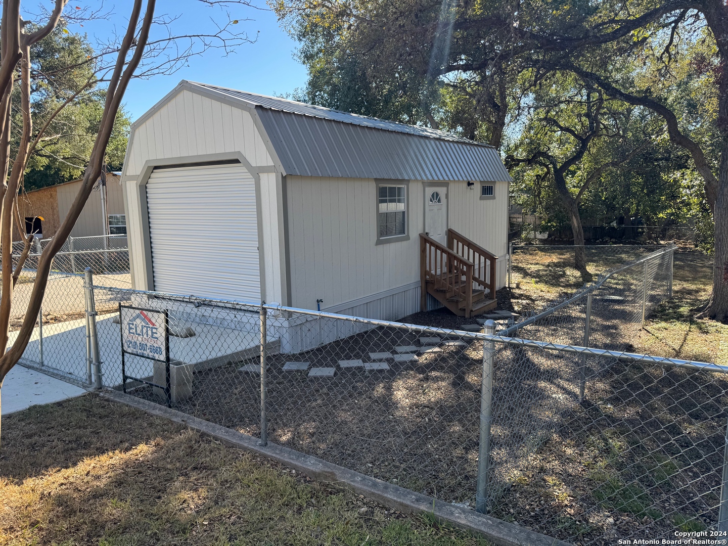 a view of a house with backyard