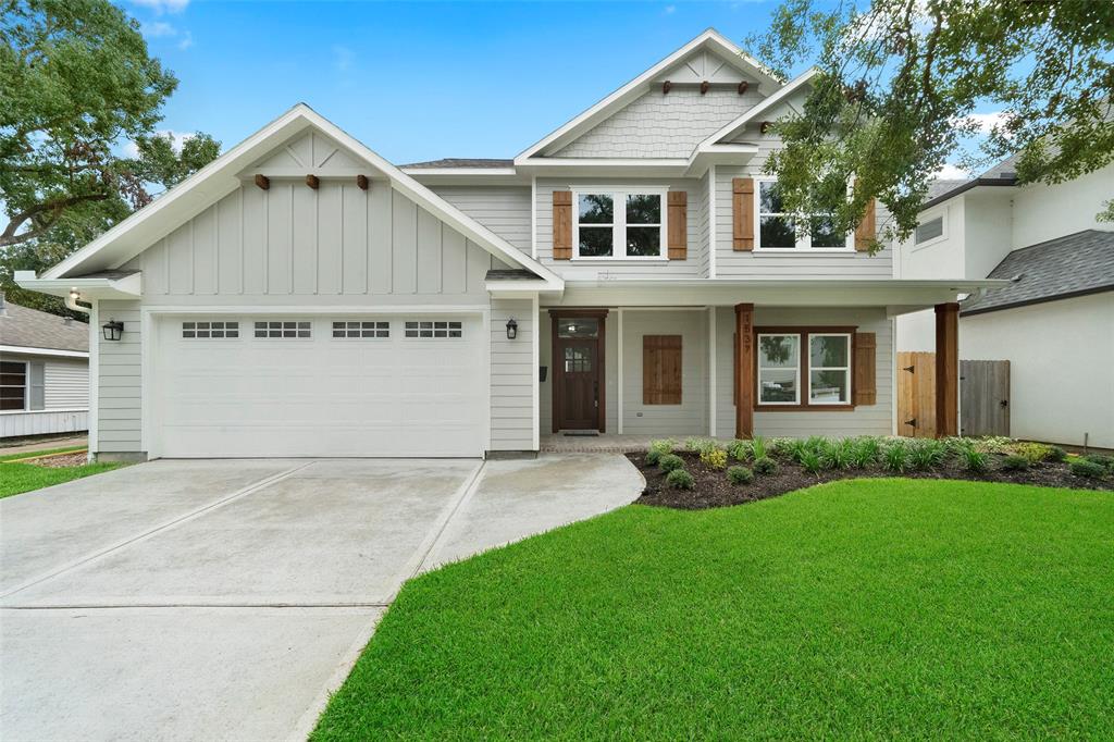 a view of a yard in front of house