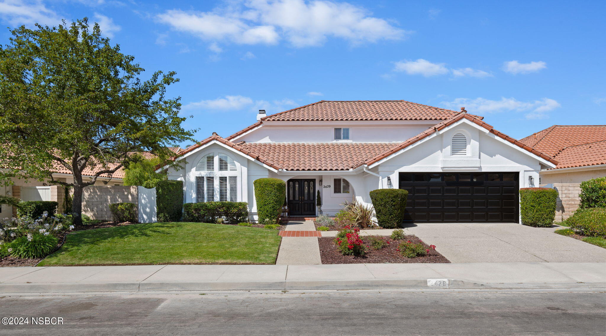 a view of house with entertaining space