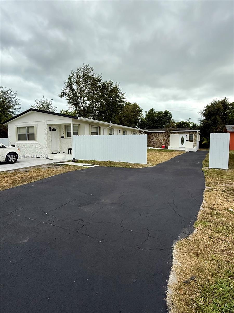 a view of a house with roof and yard