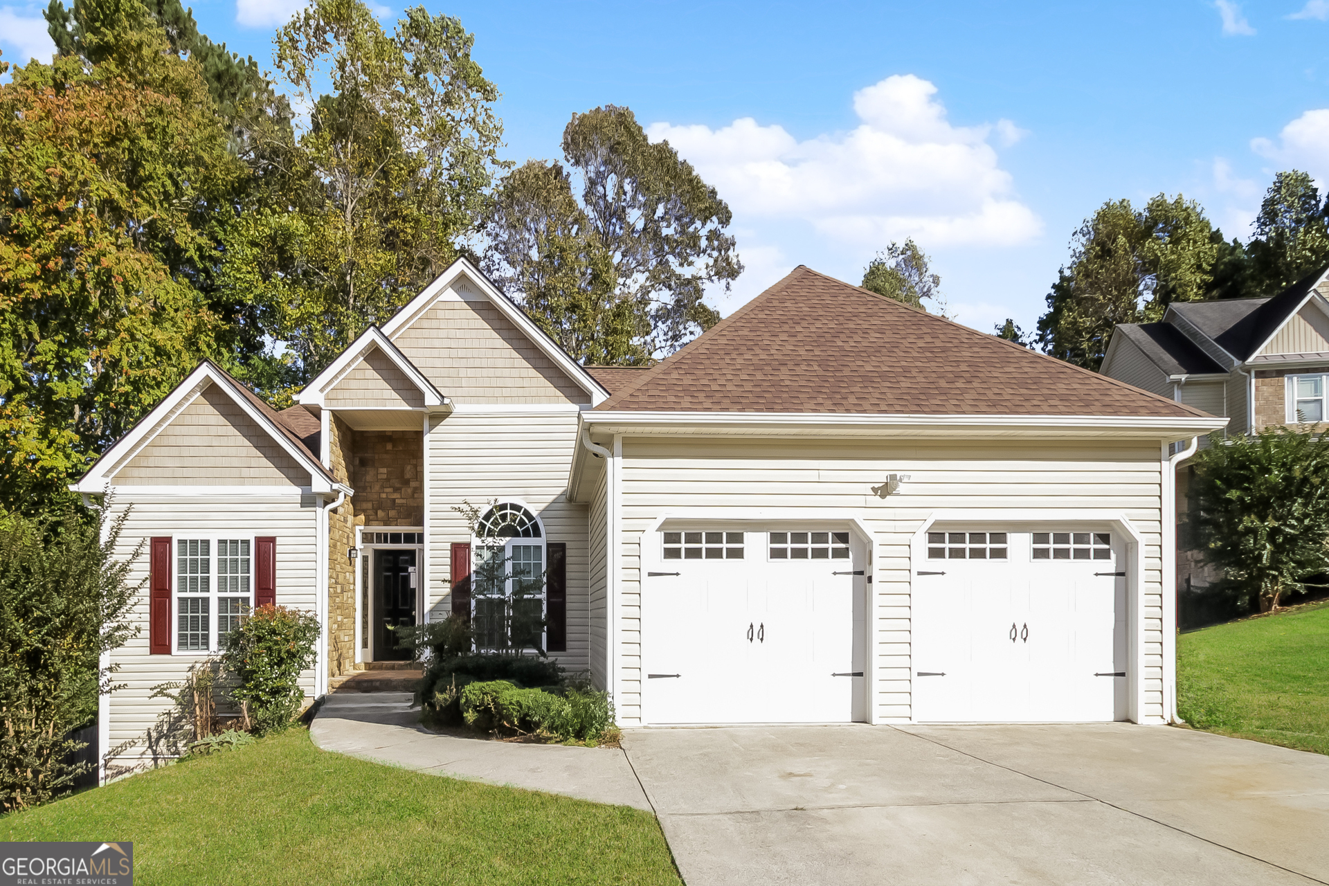 a view of a house with backyard