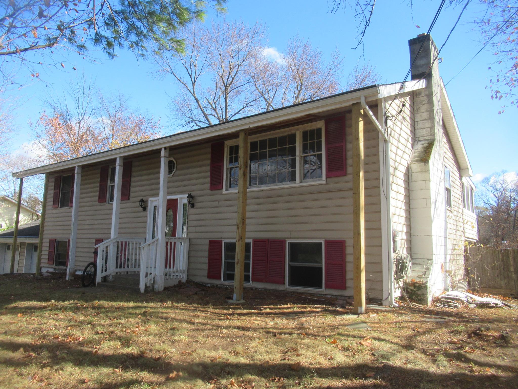 Bi-level home featuring a front lawn