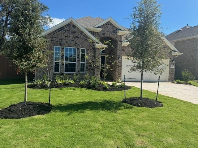 a view of house with a big yard