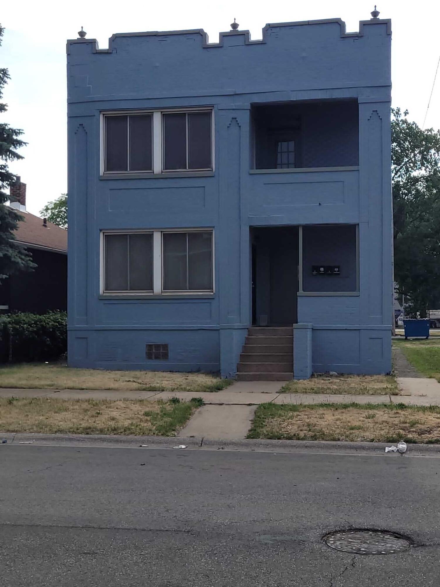 a view of front of a house with a yard