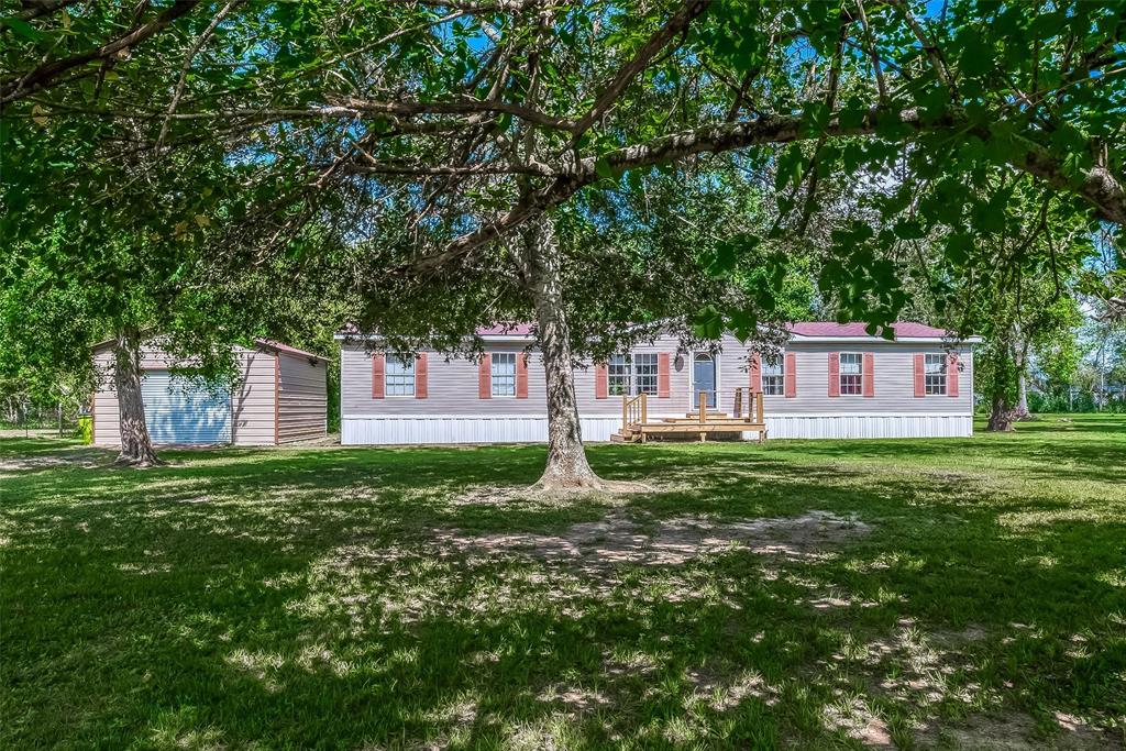 a view of a back yard