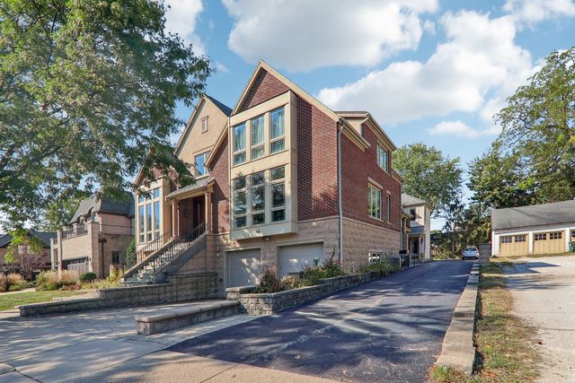 $385,000 | 122 South Evergreen Avenue, Unit 3 | Arlington Heights