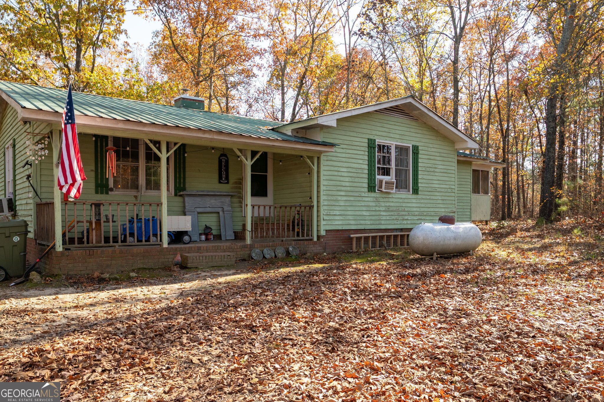 a view of a house with backyard and trees