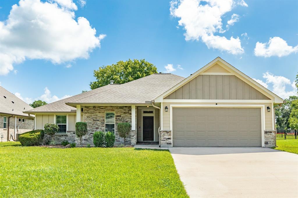 Welcome to Dreamy 2519 Ridgewood Drive in Columbia Lakes!