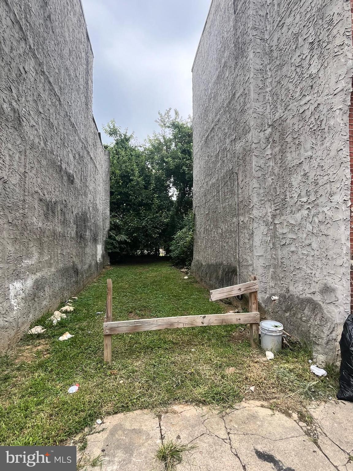 a view of a backyard with fountain