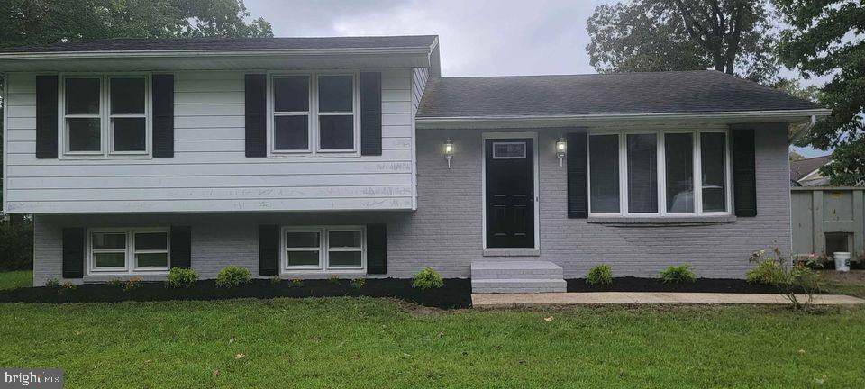 a view of house with front yard