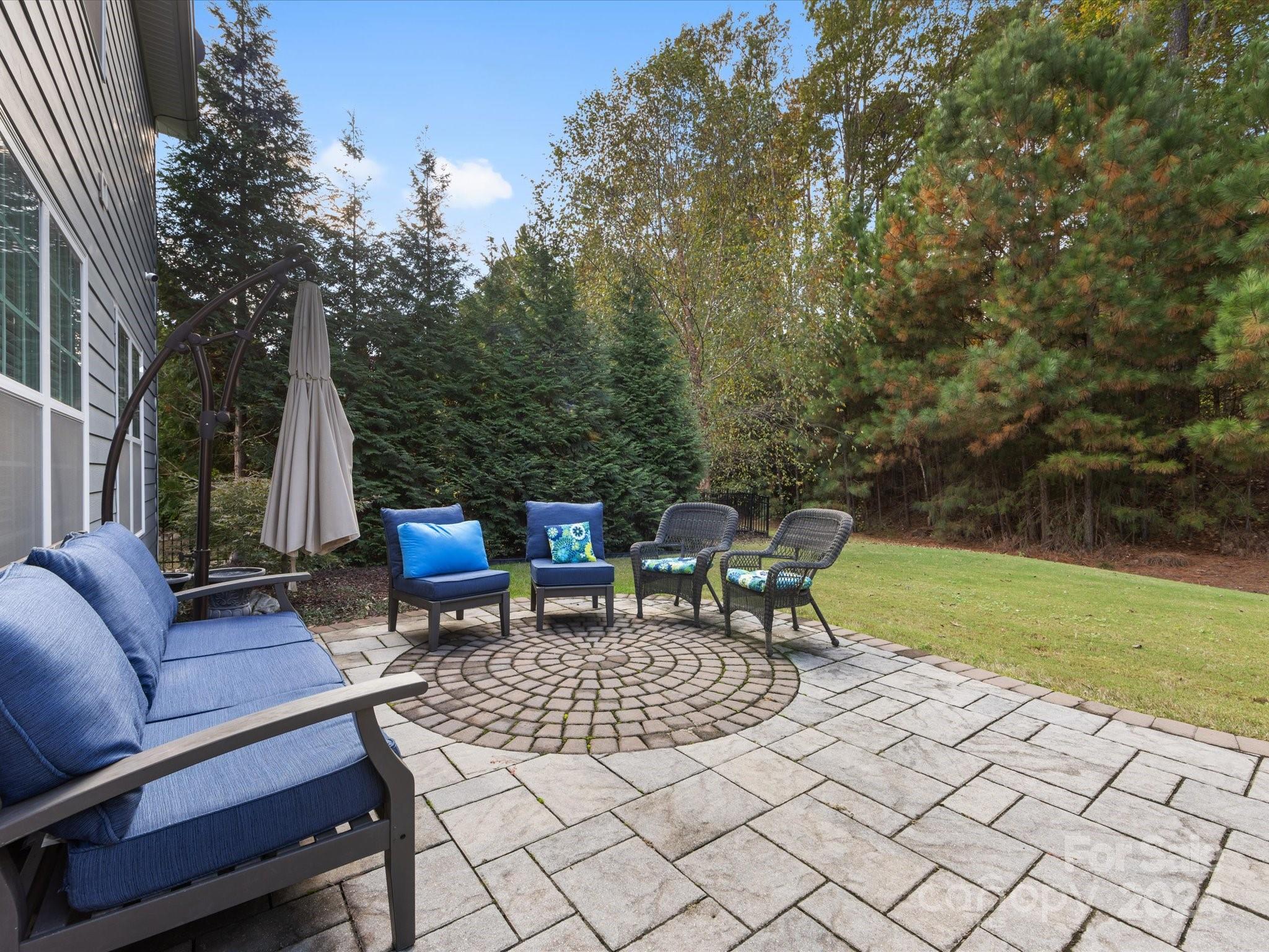 a view of a sitting area with furniture in backyard