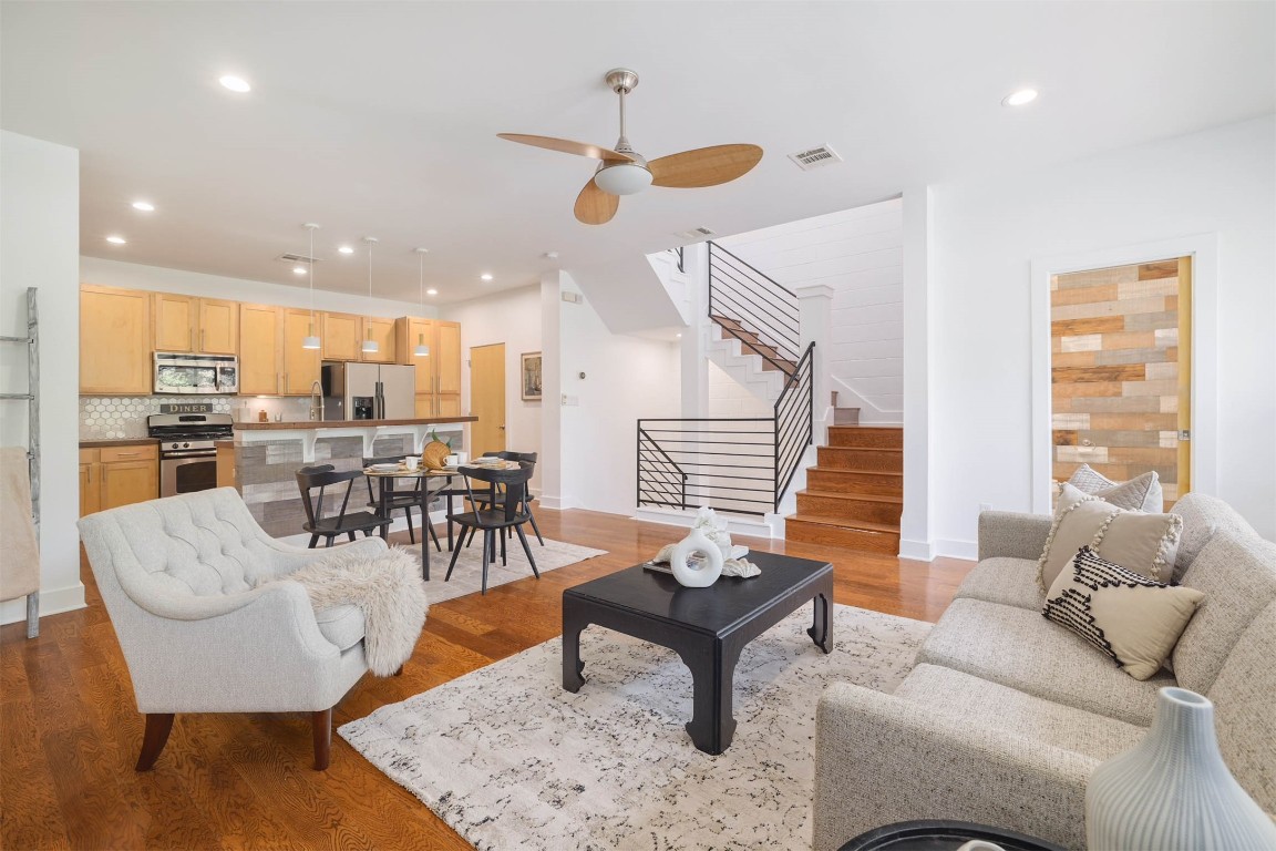 Right off of Austins iconic 6th Street, this condo combines the best of city convenience and downtown charm