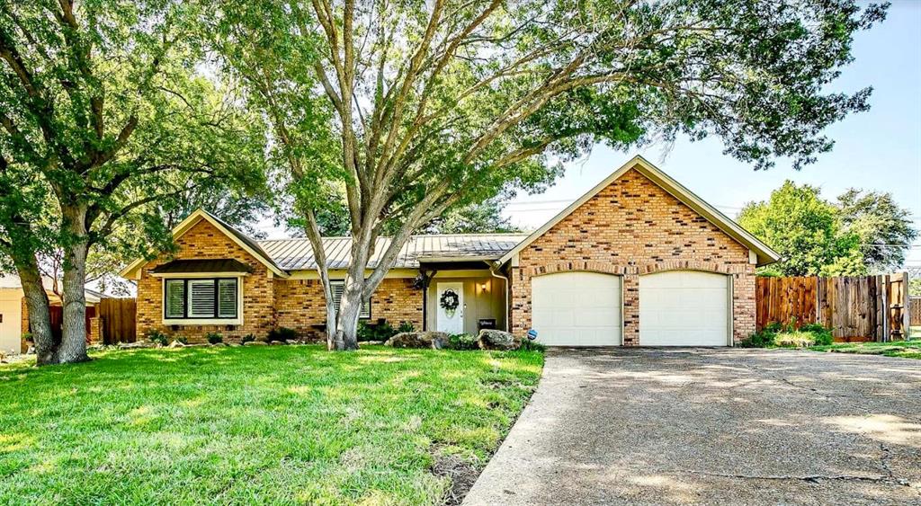 a view of front a house with a yard