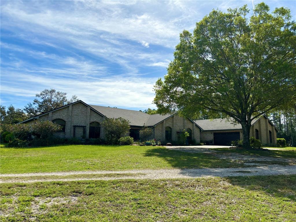 a view of a house with a yard