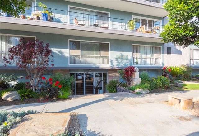 $389,900 | 1329 East 1st Street, Unit 10 | Alamitos Beach