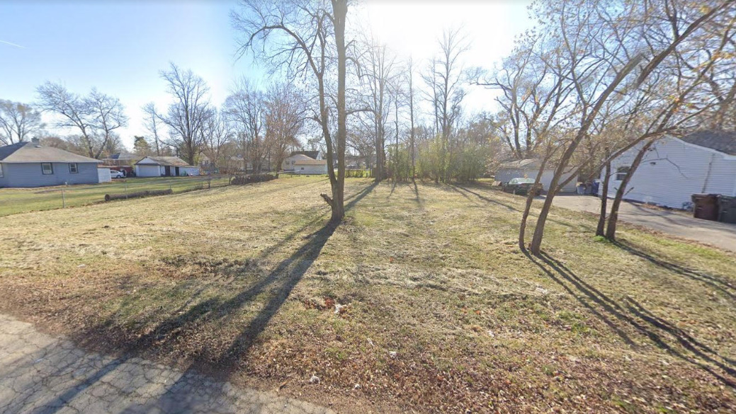 a view of yard with trees