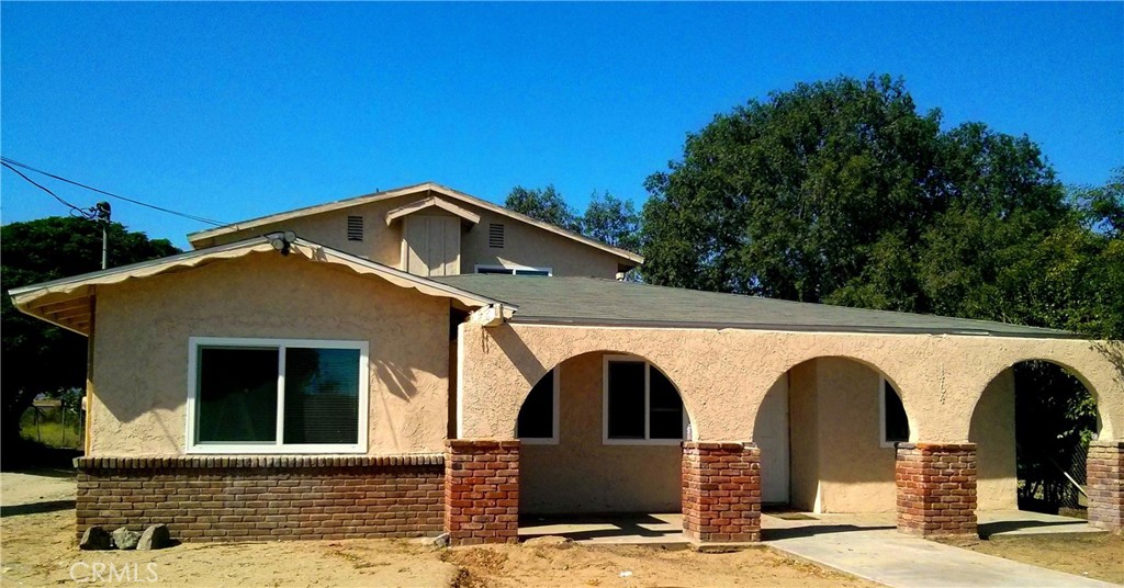 a front view of a house with garage