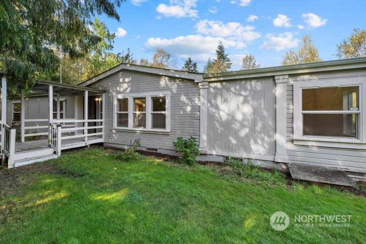 a view of a house with backyard