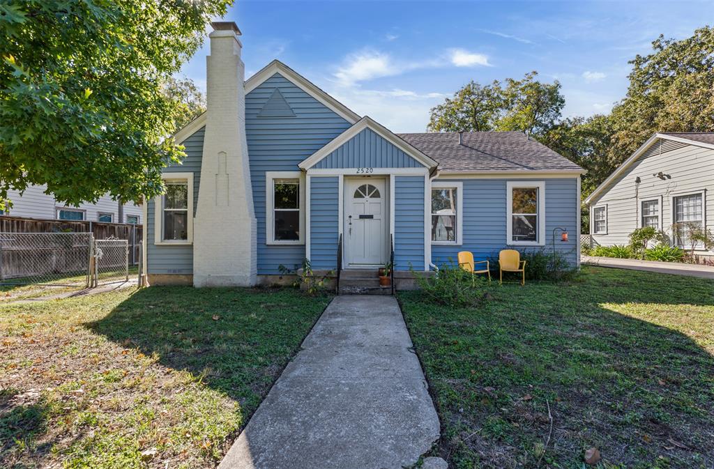 a view of a yard in front of house