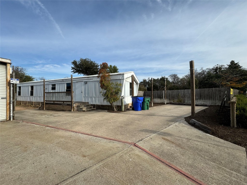 a view of a house with backyard