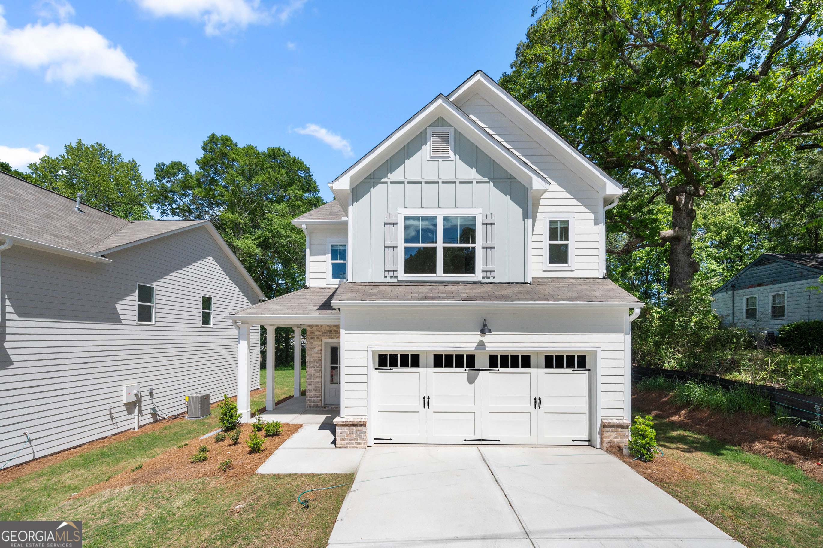 a view of house with outdoor entertaining space