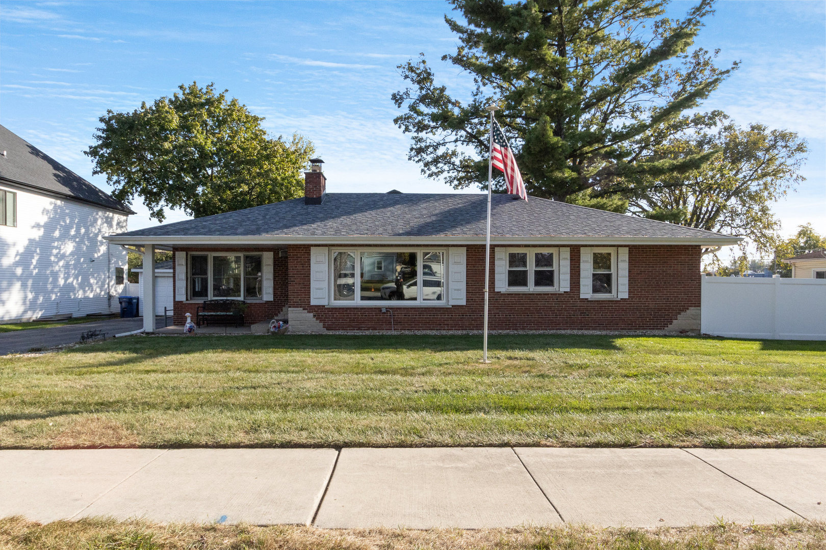 a view of a house with a yard