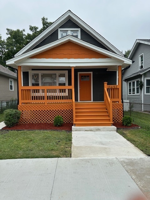 a view of a house with a small yard and plants