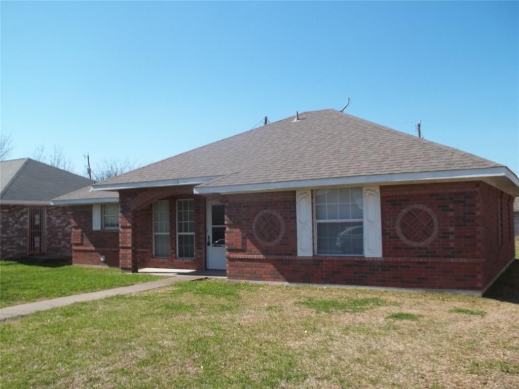 a view of a house with yard and porch