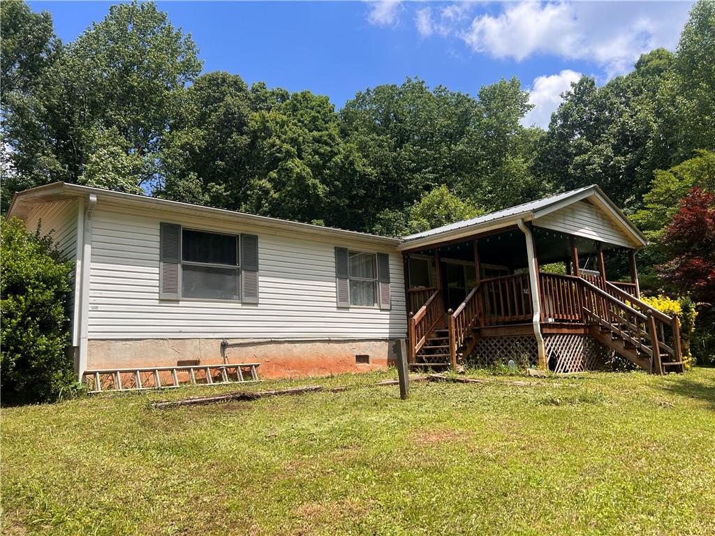 a view of a house with backyard