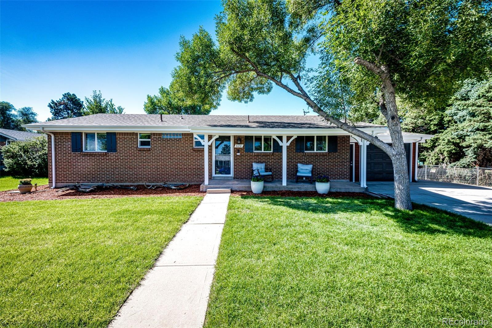 a view of front of a house with a yard