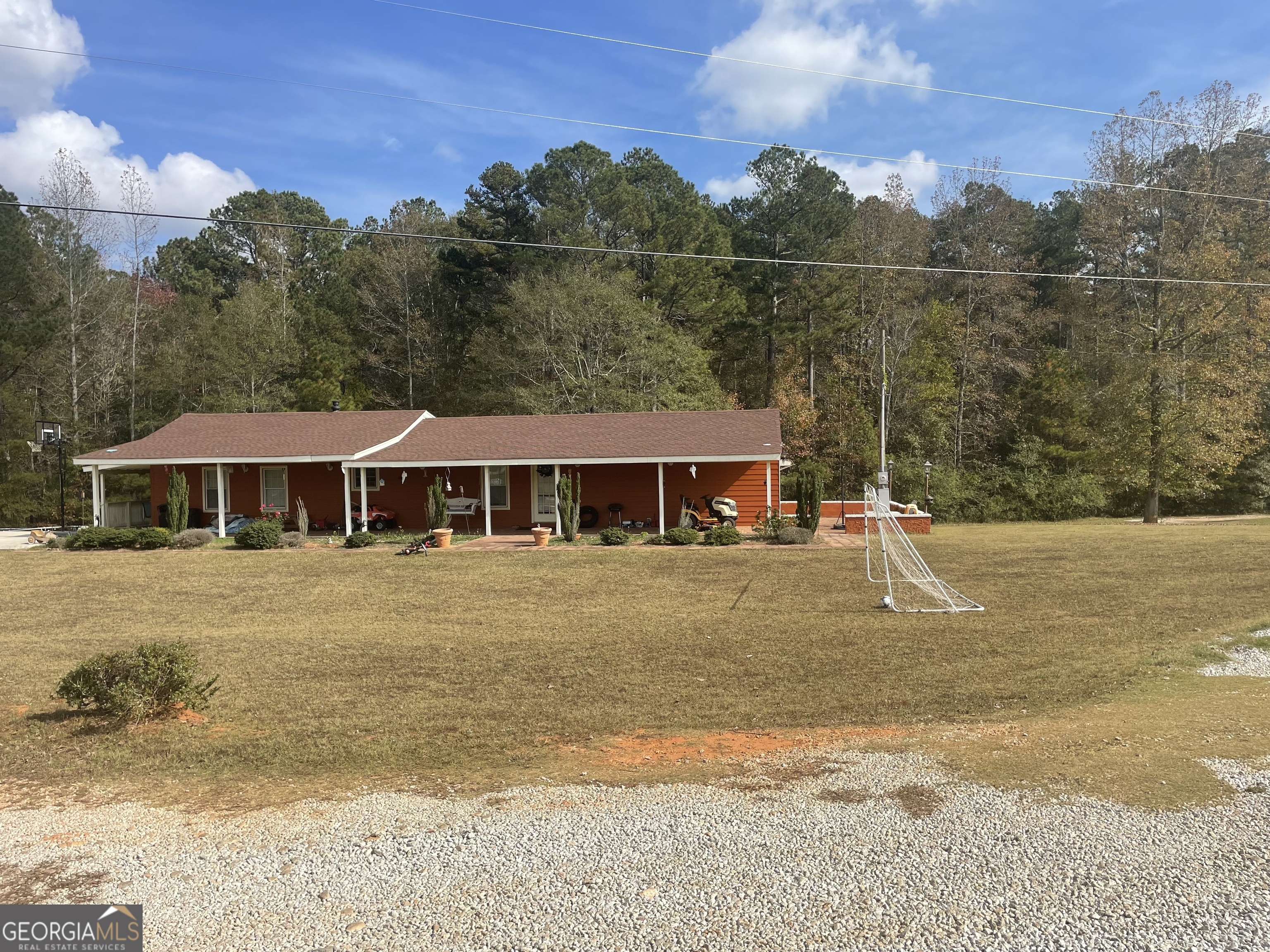 a view of a house with a yard